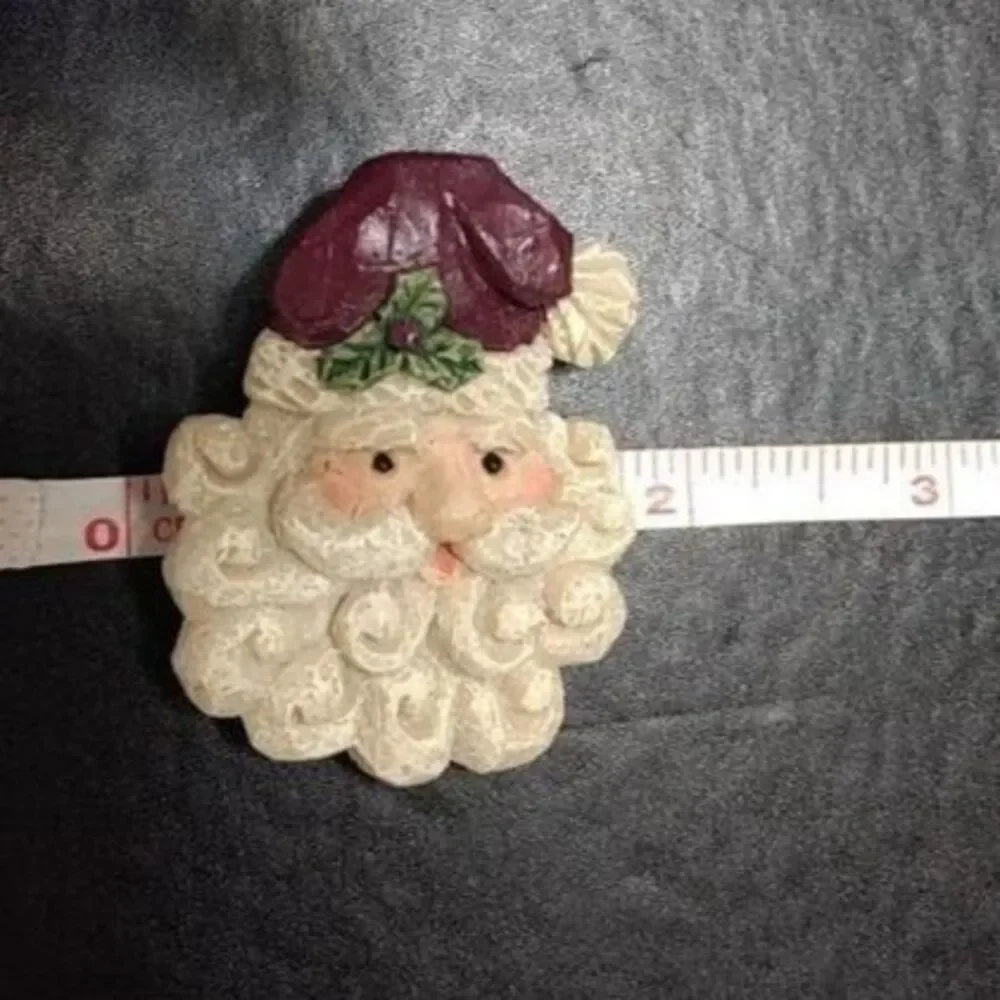 Vintage old fashioned looking Santa brooch
